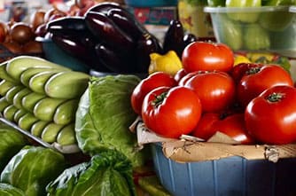 Свежие фрукты и овощи на армянском рынке