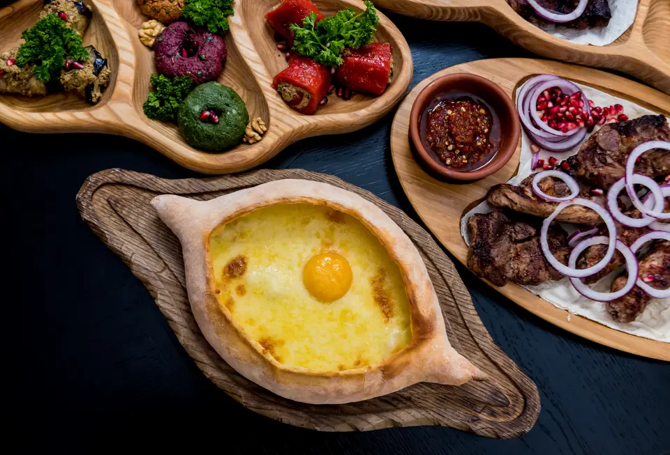 Грузинские блюда: хачапури по-аджарски с яйцом, пхали и мясо на гриле