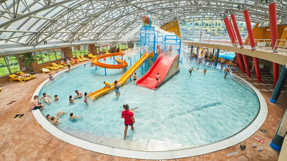 Gino Paradise: бассейн и горки крытого аквапарка под стеклянным куполом