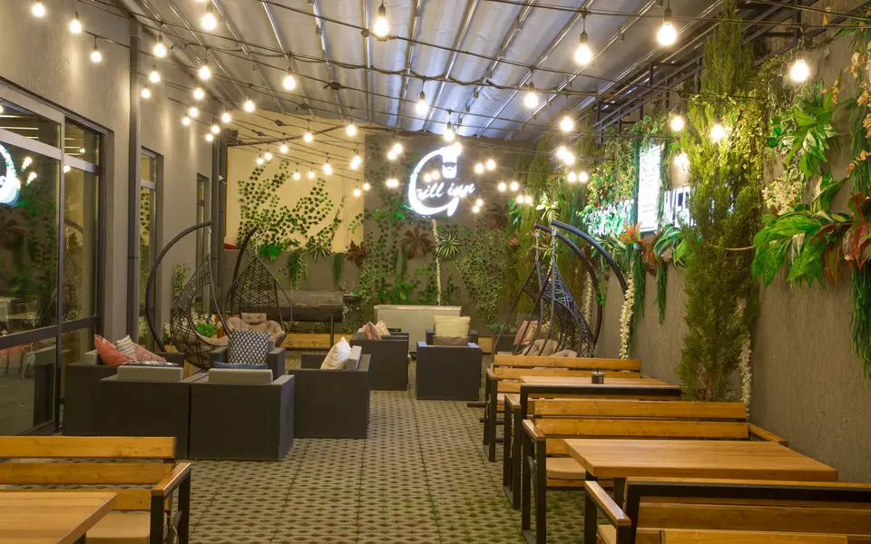 Iveria Inn: терраса под гирляндами