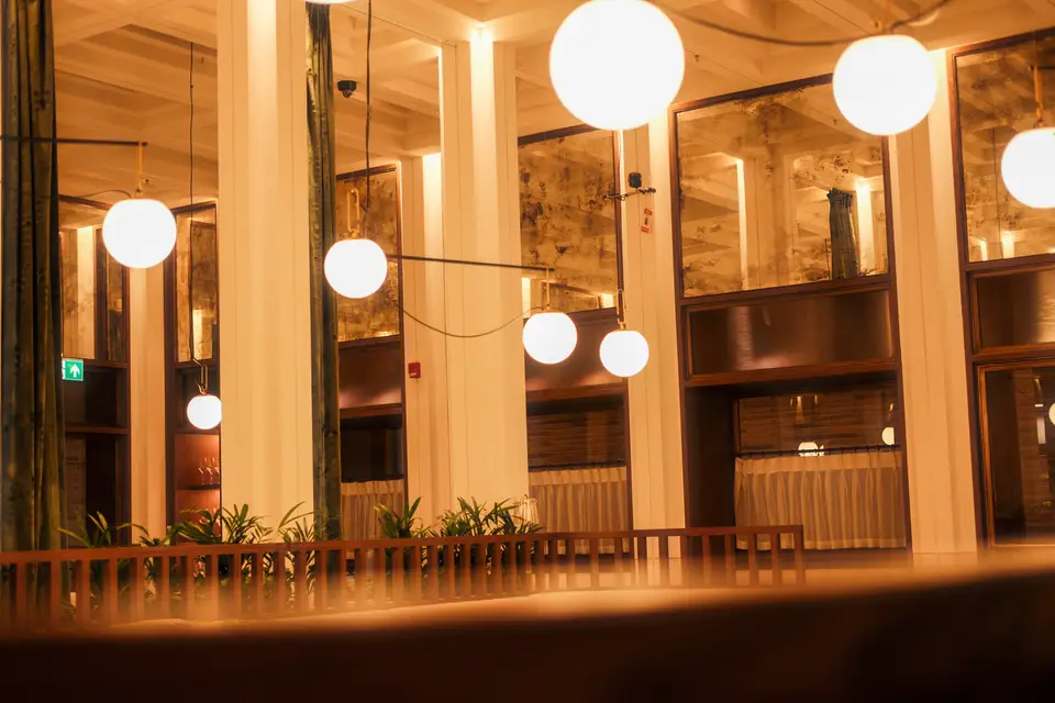 The Telegraph Hotel: Гранд-кафе с лампами-шарами