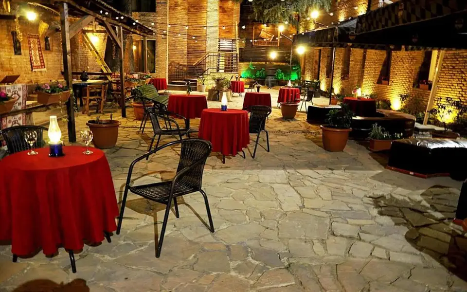 Tiflis Hotel: внутренний дворик вечером, с фонарями