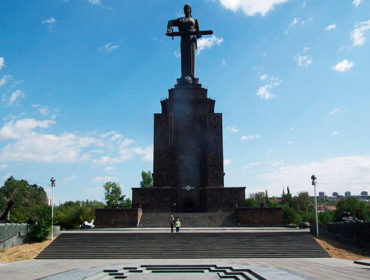 Статуя Мать Армения