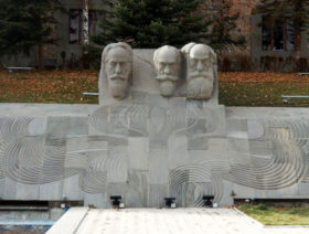 Памятник братьев Орбели