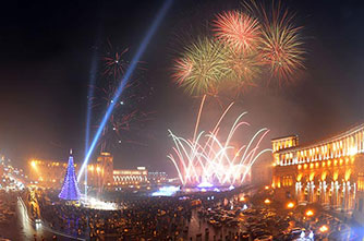 Feuerwerk des neuen Jahres auf dem Platz der Republik, Eriwan