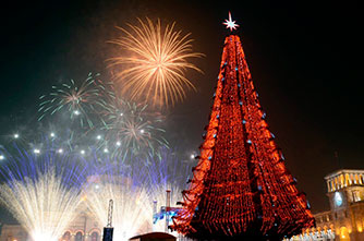 Праздничный фейерверк на площади Республики