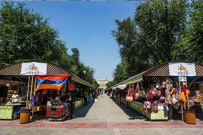 Вернисаж в центре города Еревана