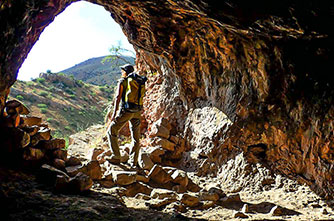 Studium der Höhlen in Armenien